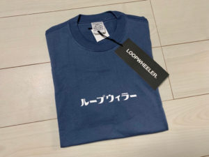 ループウィラー（LOOPWHEELER）のロゴ入りTシャツ（スモールカタカナループウィラーTシャツ）の平置き画像