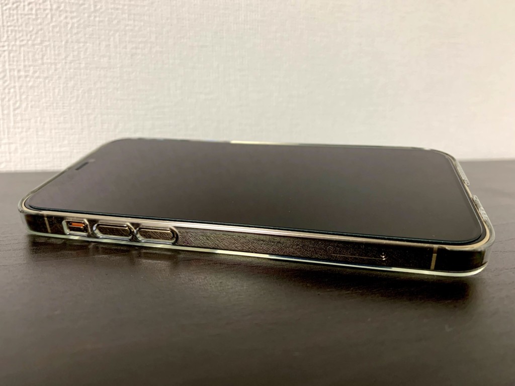 iPhone12 Proのゴールドにパワーサポートのエアージャケットを装着した画像