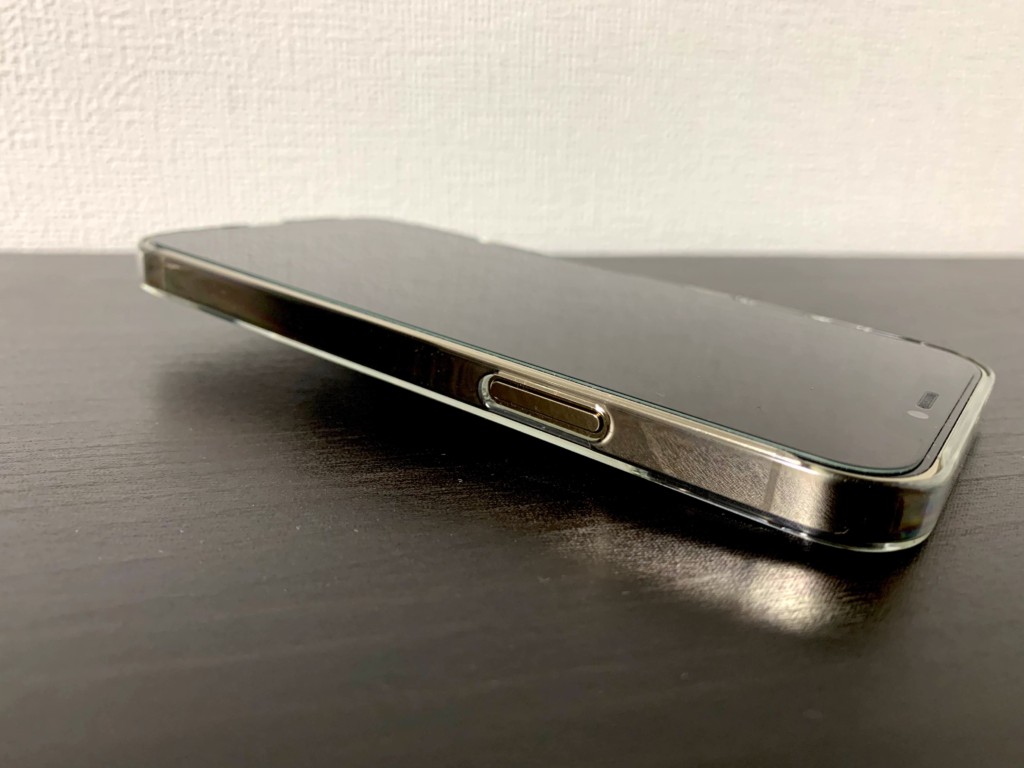 iPhone12 Proのゴールドにパワーサポートのエアージャケットを装着した画像（電源ボタン部分）
