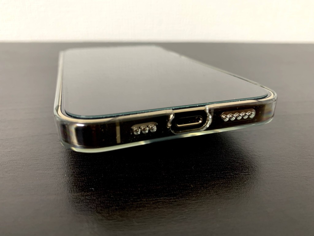 iPhone12 Proのゴールドにパワーサポートのエアージャケットを装着した画像（スピーカー部分）