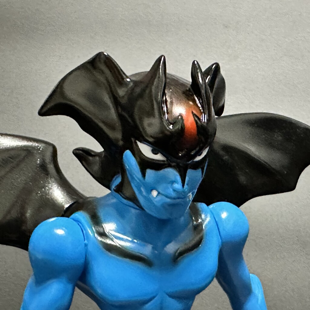 ポゴナ造形「ウイングデビルマン」青色成形バージョンの顔のアップ画像