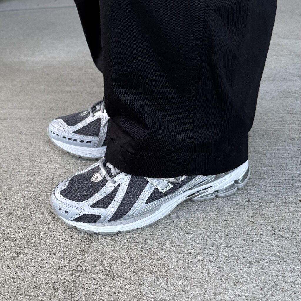 ニューバランスU1906RCL/グレー×黒パンツコーデの画像
