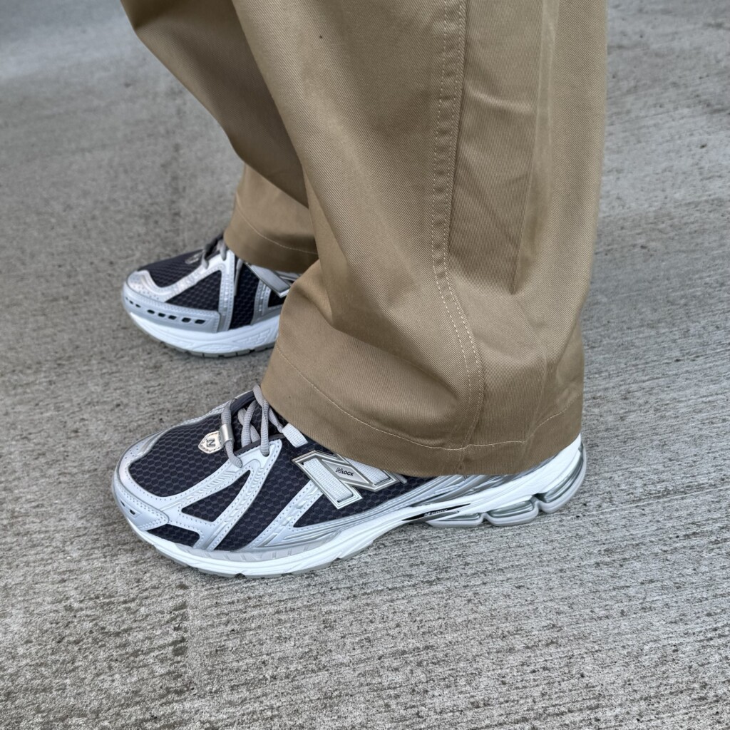 ニューバランスU1906RCL/グレー×ベージュパンツコーデの画像
